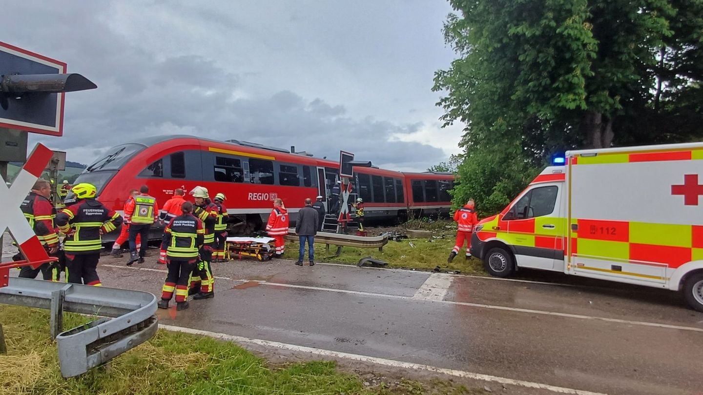 Niederbayern: Regionalbahn und Lkw stoßen zusammen – zehn Verletzte