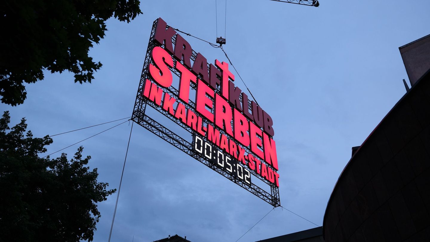 „Sterben in Karl-Marx-Stadt“: Konzert vor Theater-Brache: Kraftklub gegen Kulturkürzungen