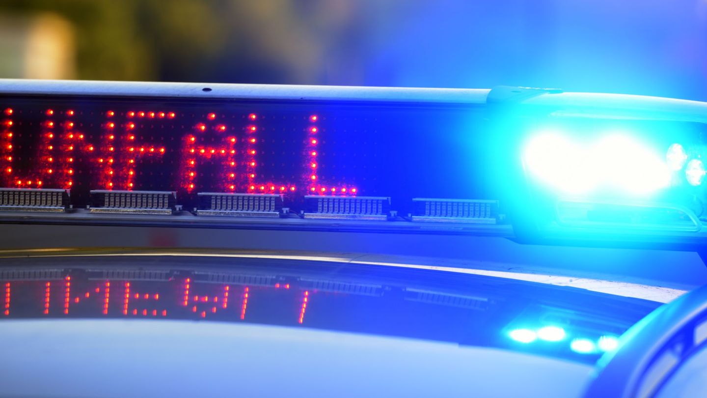 Ursache unklar: Verletzte bei Autounfall – großer Polizeieinsatz