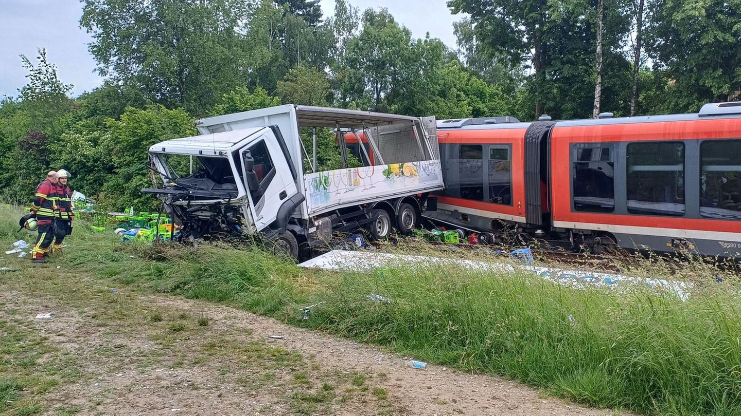 Mehrere Verletzte: Heftiger Unfall in Bayern: Regionalbahn und Lkw stoßen zusammen