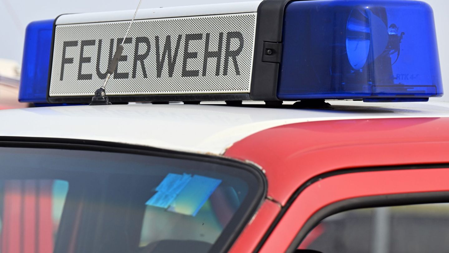 Einsatz in luftiger Höhe: Arbeitsgondel hängt fest – Erkenntnisse zur Ursache
