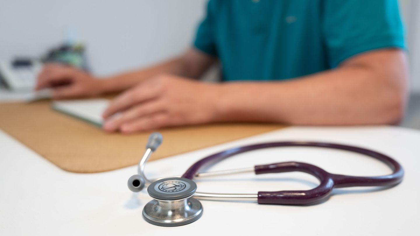Forschung in Deutschland: Studie: Weniger Vertrauen in Ärzte, die KI verwenden