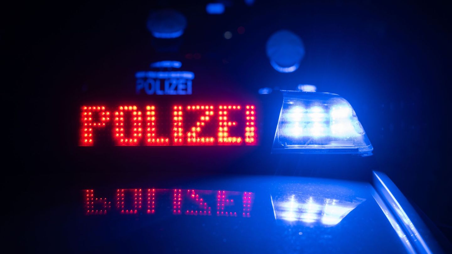 Pforzheim: Fahrer nach Crash mit hochmotorisiertem Auto in Lebensgefahr