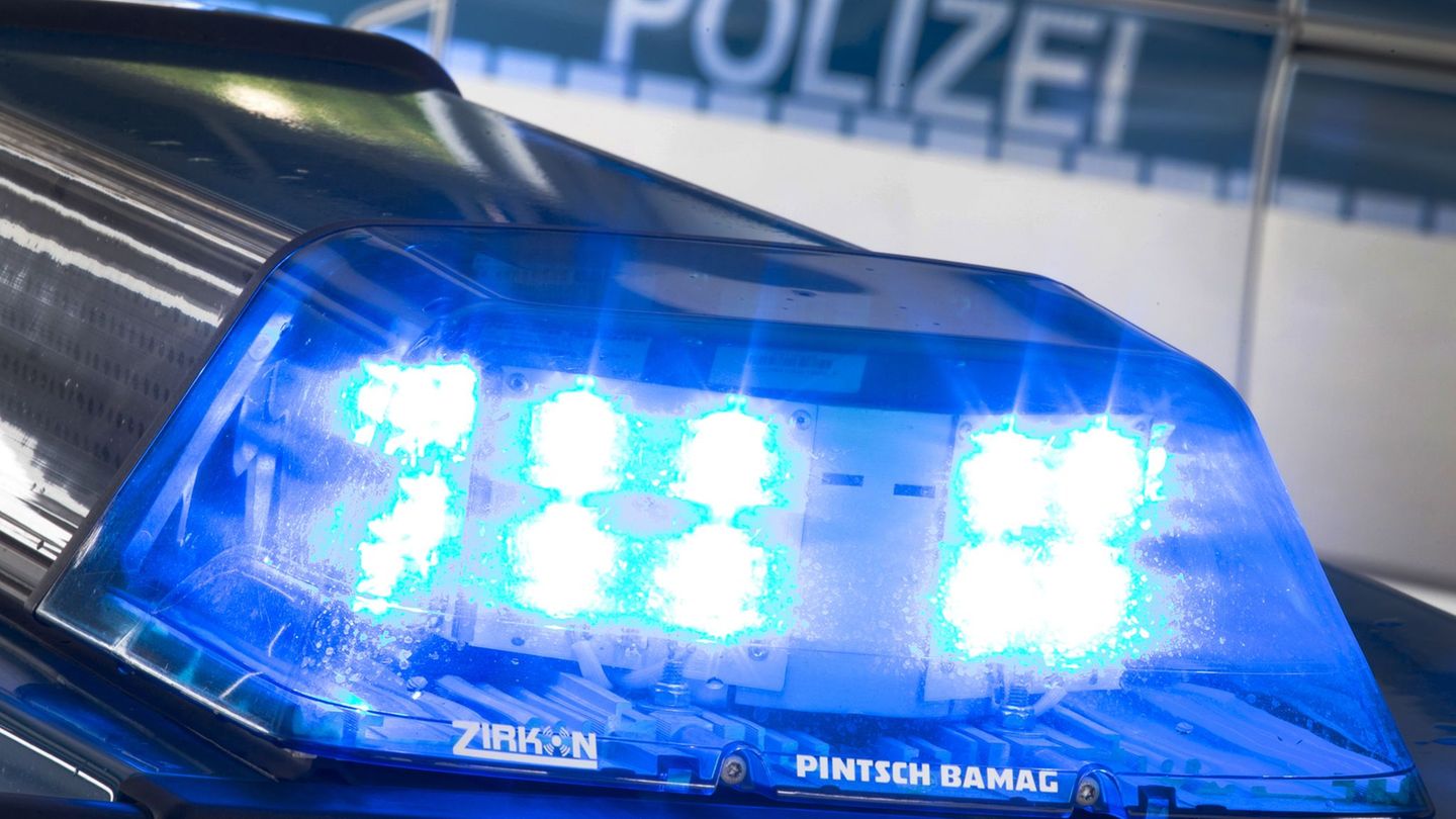 Über Terrassentür eingestiegen: Maskierte rauben Seniorin aus – Polizei sucht Zeugen
