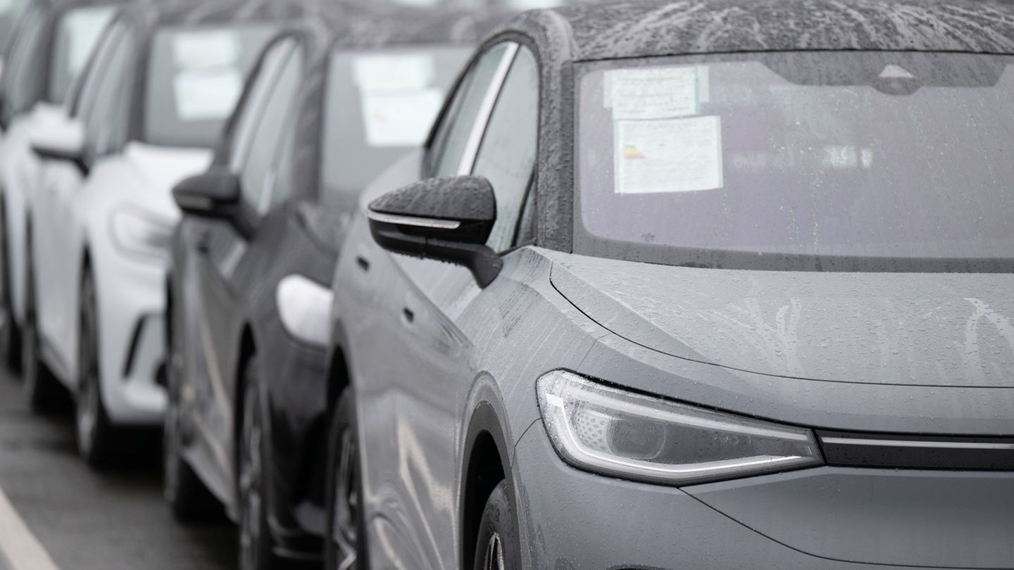Autoindustrie: Kretschmer stellt erneut Verbrenner-Aus infrage