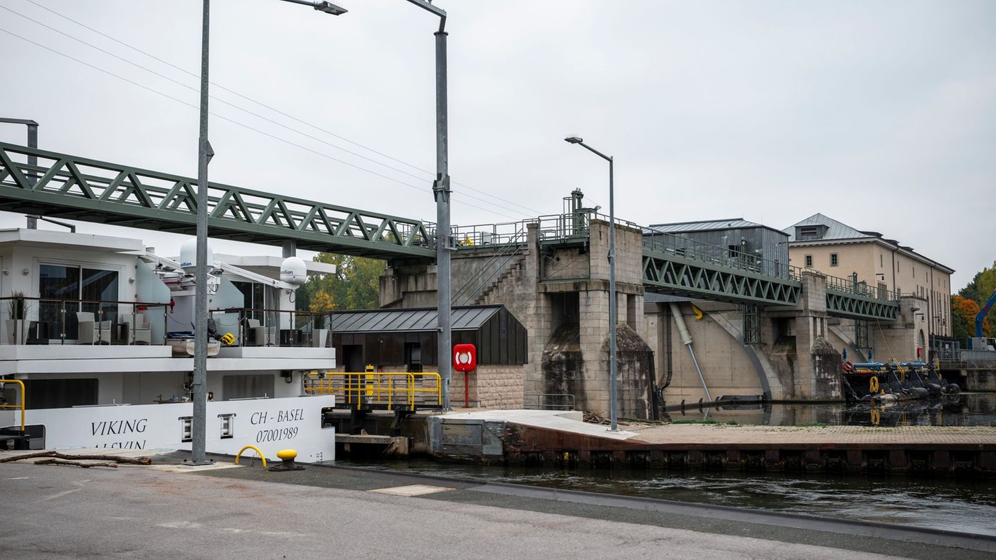 Zwischenfall am Main: Schiff reißt Teil von Hochspannungsleitung ab – Stromausfall