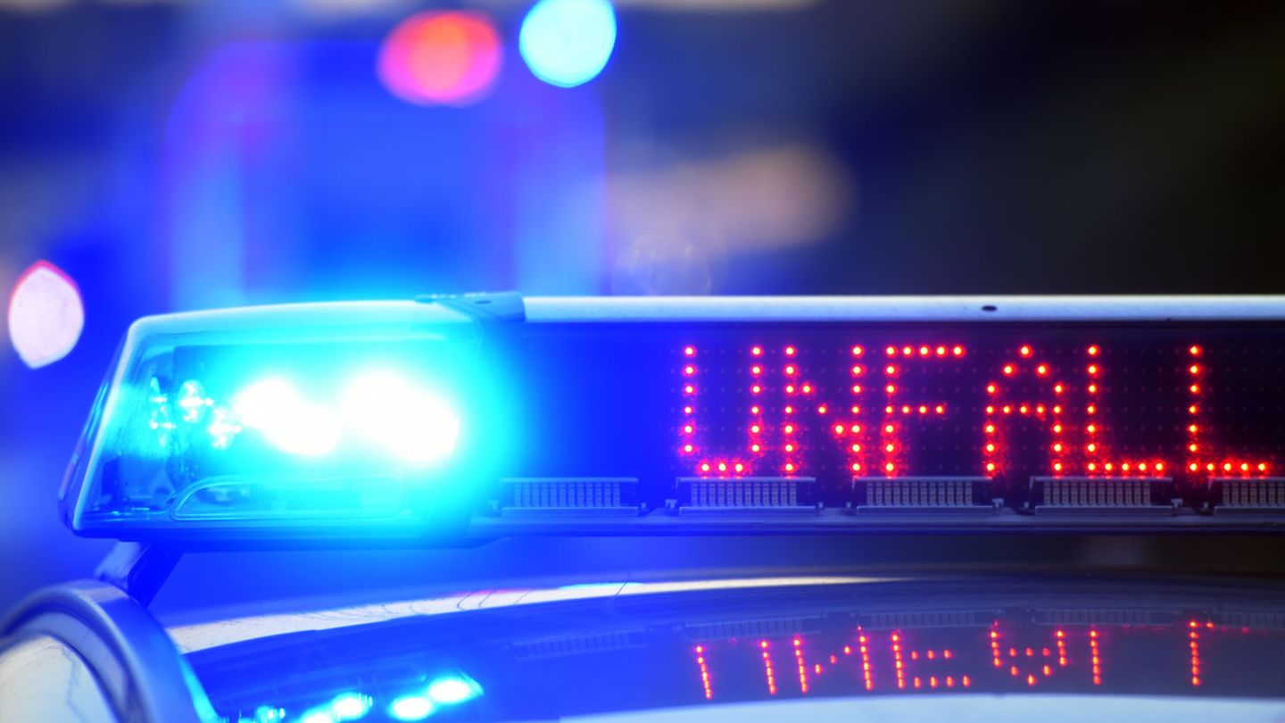 Verkehr: Unfall auf A1: 58-Jähriger stirbt nach Zusammenprall